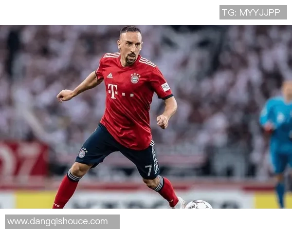 球星经典防守瞬间解析展示提升足球防守技巧与实战应用