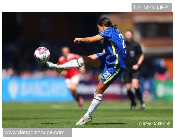 足球巨星花式过人技艺展示 精彩瞬间集锦回顾