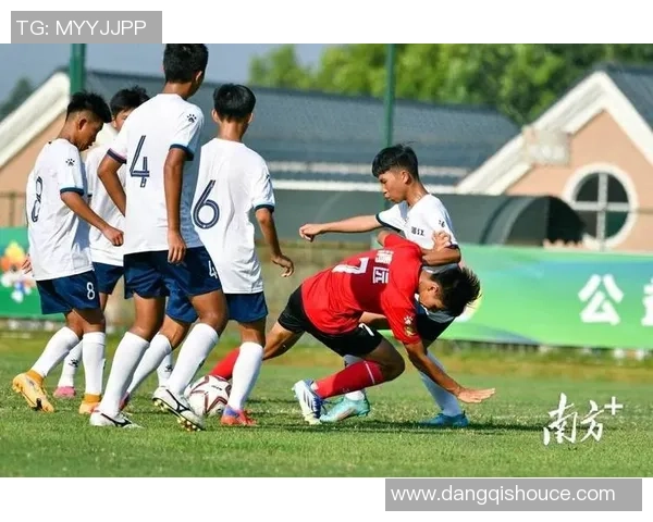 足球球星神同步时刻精彩集锦展现运动员默契与实力的完美结合 足球球星神同步时刻精彩集锦展现运动员默契与实力的完美结合